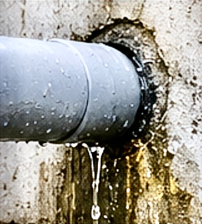 Wasser tritt an der Glasfaser-Hauseinführung in die Kellerwand ein